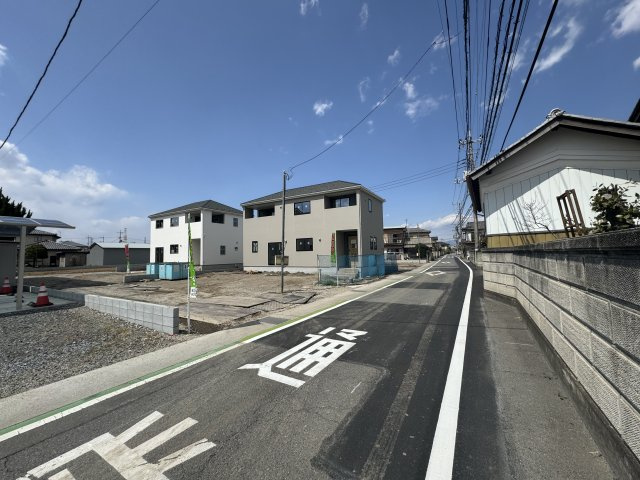 新築　前橋市稲荷新田町2期　5号棟の前面道路含む現地写真|東側接道幅員約5.8ｍ