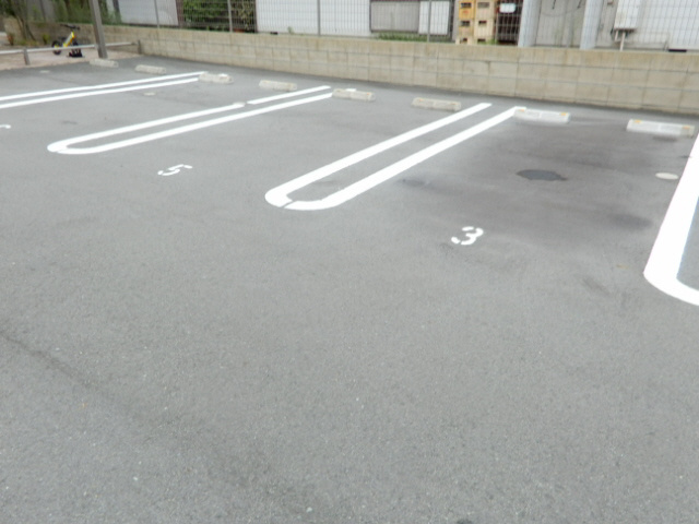 ラヴィータローザの駐車場