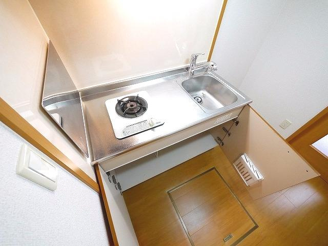 コモドビラⅦのキッチン|コンパクトなキッチンで掃除もラクラク
