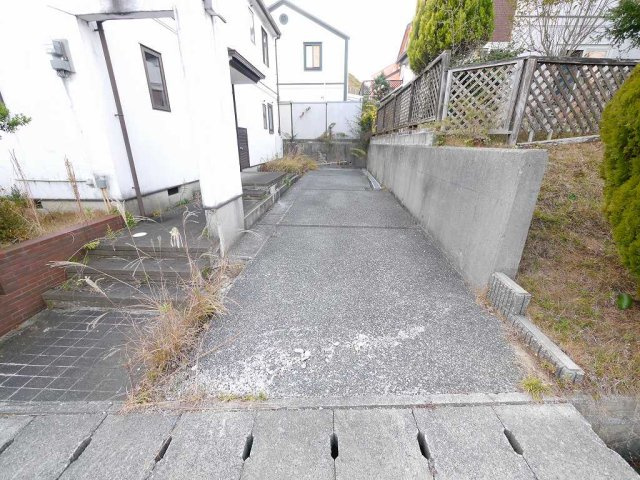 鈴蘭台北町9丁目戸建の駐車場|縦列2台分