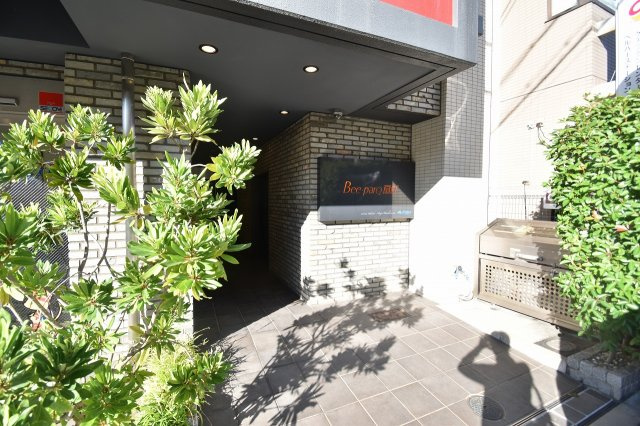 Bee-ParQ扇町のエントランス
