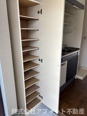 【玄関】 | エメローズ汐田 | シューズボックス付き　※写真はイメージです