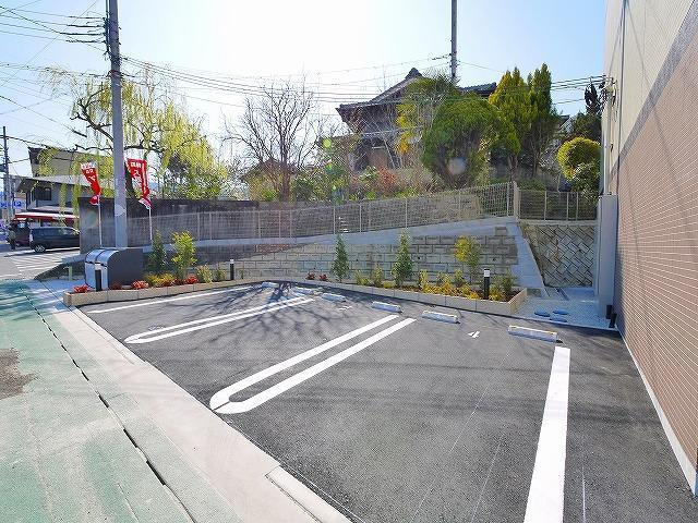 ルミエール生駒（俵口町）の駐車場|駐車場があるので、車を買う予定の方も安心です