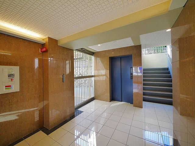 ルミエール生駒（俵口町）のエントランス|建物の内部です