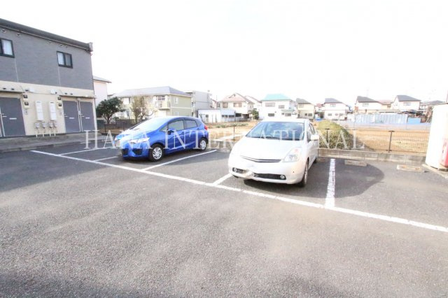 レオパレス雷塚の駐車場