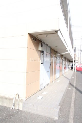 レオパレス雷塚のエントランス