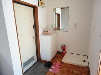 【玄関】 | 吉田ビル | 靴入れと洗濯機置き場です。