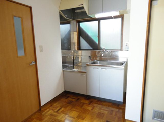 【キッチン】 | 吉田ビル | 台所です。窓付きです。