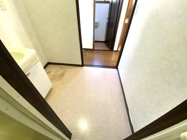 【浴室】 | 入浴時の快適さも大事なことですが、綺麗な状態を維持できなければ気持ちよく入浴できません。毎日の掃除が楽という点は大事なポイントになります！カビが生えにくく掃除がしやすい、壁や浴槽を選ぶといいでしょう。