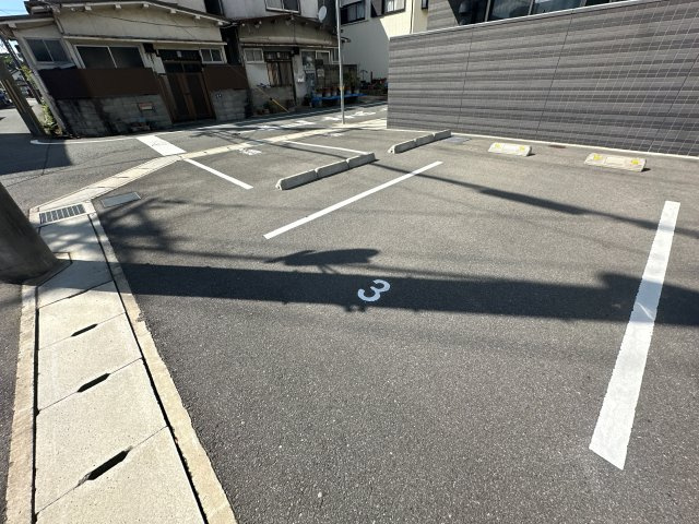 フランディル・オーラ五軒邸の駐車場