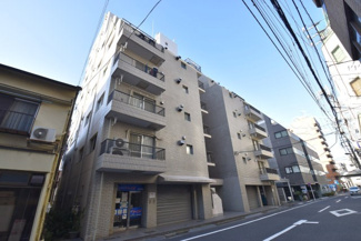 【外観】 | 青空によく映える建物です。手入れの行き届いた外壁やマンション正面エントランスなど、綺麗な姿をぜひ一度、現地にてご覧ください。～即日のご見学可能～　お問合せはお気軽にどうぞ。

