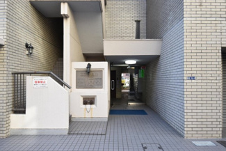 【エントランス】 | お客様を、そして住人を出迎えてくれるマンションのエントランス。ゴミが落ちていないことからも、管理状態の良さや住民の節度の高さが見て取れます。～即日のご見学可能～　お問合せはお気軽にどうぞ。