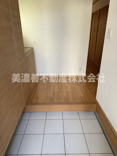 ６２２６８　岐阜市旦島中中古戸建ての玄関