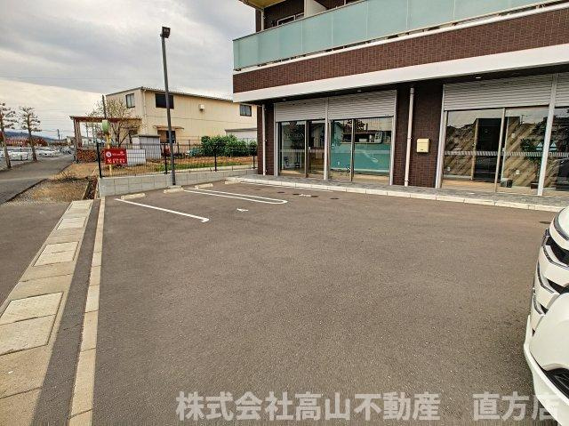 直方市大字感田の賃貸マンションの駐車場