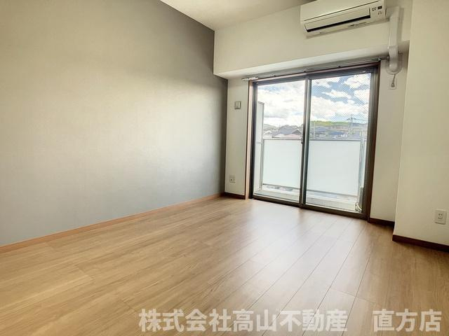 直方市大字感田の賃貸マンションの居間・リビング