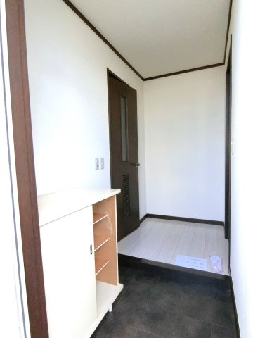 コーポメイプルC棟の玄関