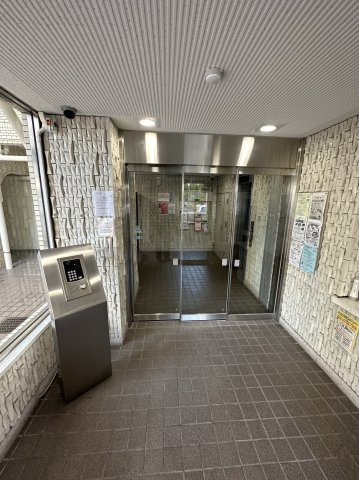 支倉マンションのエントランス