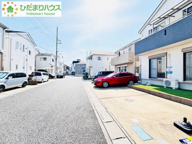 西区指扇　中古一戸建ての前面道路含む現地写真