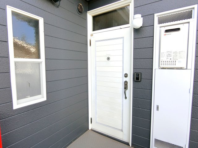 コーポメイプルC棟の玄関