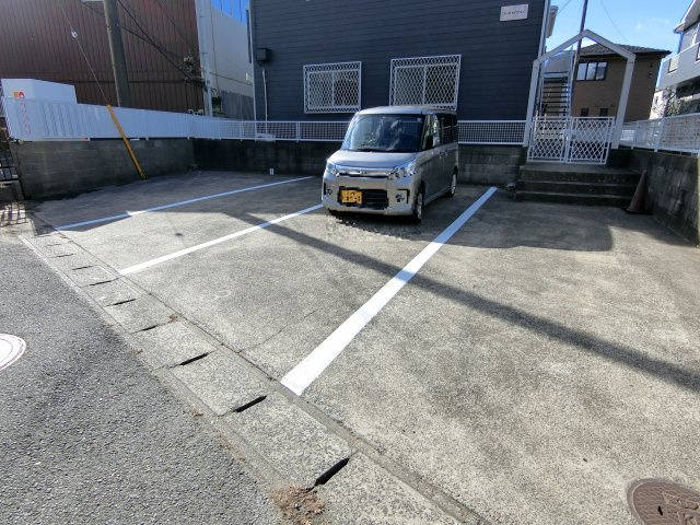 コーポメイプルC棟の駐車場