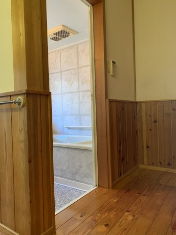 中古住宅　長森本町1丁目の浴室|入口