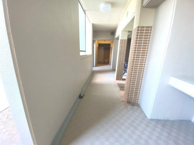 アーサー箱崎宮前のその他共用部分|エレベーターから玄関までの共用廊下