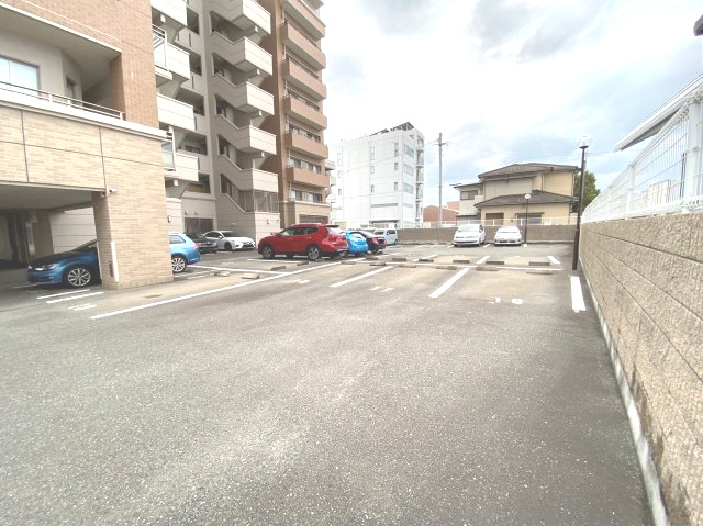 アーサー箱崎宮前の駐車場