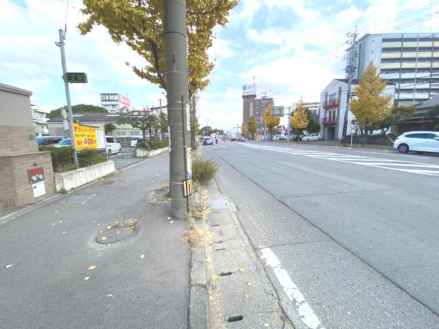 アーサー箱崎宮前の周辺|前面道路の様子、すぐ隣にコインパーキングもあります。