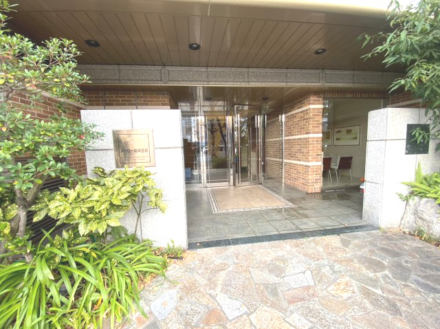 アーサー箱崎宮前のエントランス|管理が行き届いたエントランス入口、緑が映えますね！