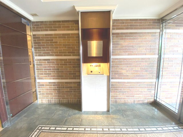 アーサー箱崎宮前のエントランス|女性にも安心のオートロックセキュリティー