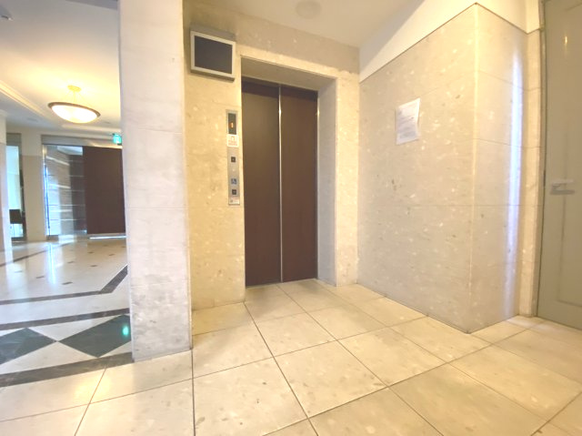 アーサー箱崎宮前のその他共用部分|カメラ付きのエレベーターでお子様や女性も安心です。