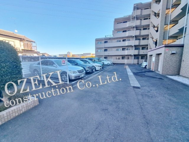 越谷北パーク・ホームズの駐車場