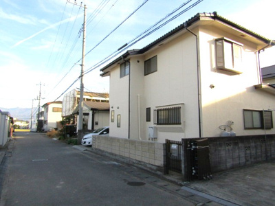 【前面道路含む現地写真】 | 【再生住宅】中央市西新居 | 前面道路含む現地写真です