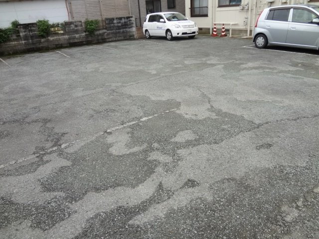 第一ハイマート執行【キャッシュバック対象物件】の駐車場|駐車場に車を止められます