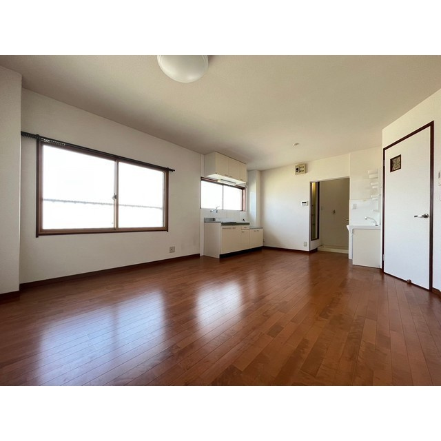 第一ハイマート執行【キャッシュバック対象物件】の居間・リビング|使いやすい居間です