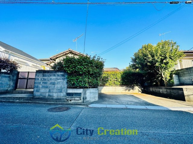 伊勢原市高森台1丁目の前面道路含む現地写真