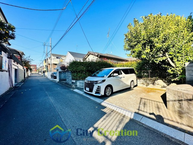 伊勢原市高森台1丁目の前面道路含む現地写真