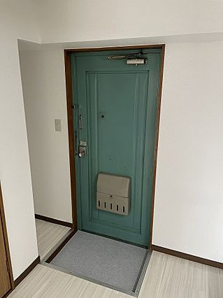 平成ビルの玄関