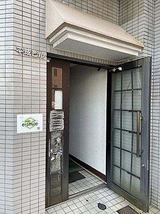 平成ビルのエントランス