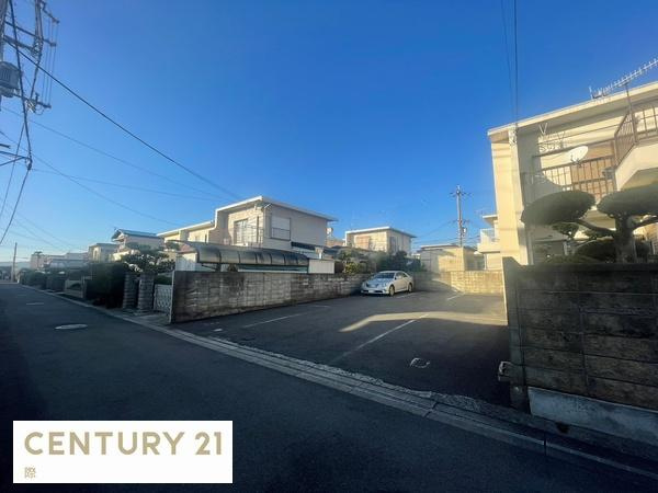 岩出市吉田　土地の前面道路含む現地写真|学区の山崎小学校は約1495m（徒歩約18分）、岩出中学校は約3293m（自転車約14分）