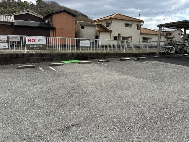 フォレストアベニューの駐車場