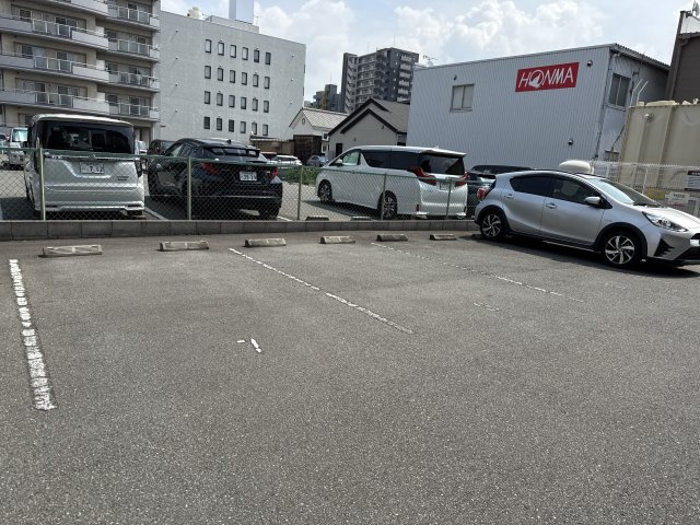 ルミナスコート安田の駐車場