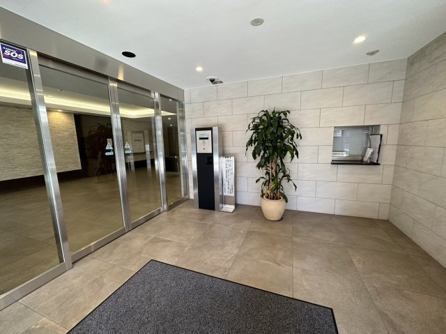 駅徒歩１０分内で３沿線利用可◆５階建最上階北東角住戸◆ペット飼育可◆ロジュマン京都六角通のエントランス|オートロック