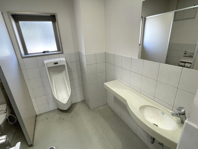 藤森ビルの洗面所|男性用トイレ内
