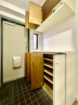 【玄関】 | ライオンズマンションお花茶屋駅前通り | 【玄関】玄関には大型のシューズクローゼットを設置しておりますのでいつでもスッキリりとした空間を保てます。玄関周りを清潔に使うのはとても大事なことですよね。