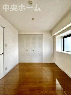 【寝室】 | ライオンズマンションお花茶屋駅前通り | 【寝室】心と体をゆったりと安らげる主寝室。寝室のゆとりが大きい分だけ、暮らしの安らぎは深まります。一日の疲れを癒すだけでなく、ご夫婦の親密な語らいを紡ぎ出します