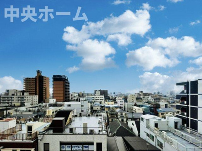 【展望】 | ライオンズマンションお花茶屋駅前通り | 手を伸ばせば、ふれることが出来そうな環境が、そのままインテリアになったような印象です。その豊かな眺望にふさわしい空間には、通風・採光にも優れ、心地よい光と風があふれています