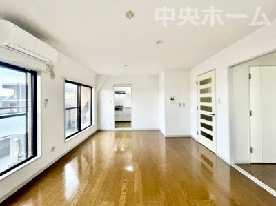 【居間・リビング】 | ライオンズマンションお花茶屋駅前通り | 【居間・リビング】「ＬＤＫは家族団らんをデザイン」広いＬＤＫでは家族が集まり一緒の時間を過ごせる工夫がされております。何気ない一日の当たり前のひとコマがいつか一生の宝物になります