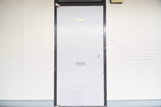【その他共用部分】 | 皆様をお迎えする、お部屋の玄関ドア。開けやすさや開放角度、ドアノブの操作しやすさや鍵の形状などを、現地で一度ご確認ください。～即日のご見学可能～　お問合せはお気軽にどうぞ。