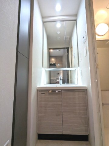 SEASON FLATS浅草の洗面所|トイレと独立した洗面室、2面鏡付ハンドシャワー付洗面台
